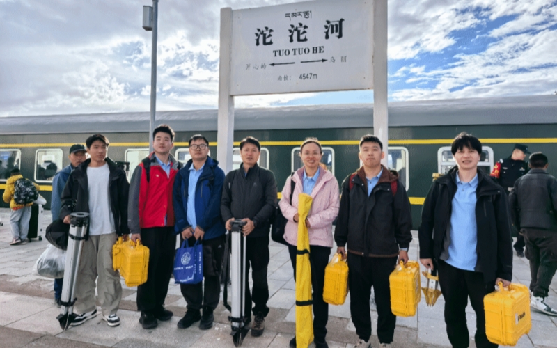 实践团成员在“中华水塔”开展测绘工作。