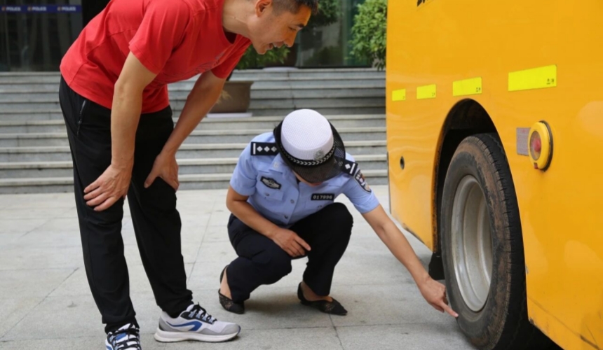 湖北交警开展校车安全大检查，严把出行“第一关”