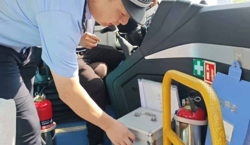 湖北交警开展校车安全大检查，严把出行“第一关”【4】