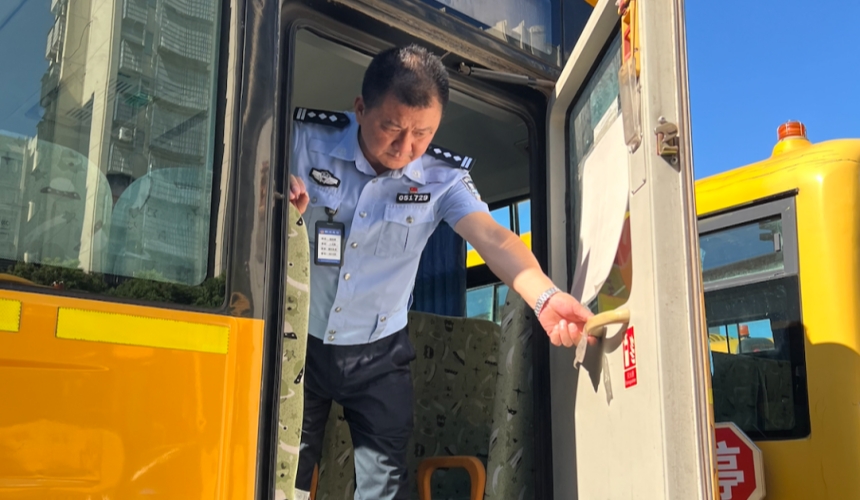 湖北交警开展校车安全大检查，严把出行“第一关”【5】