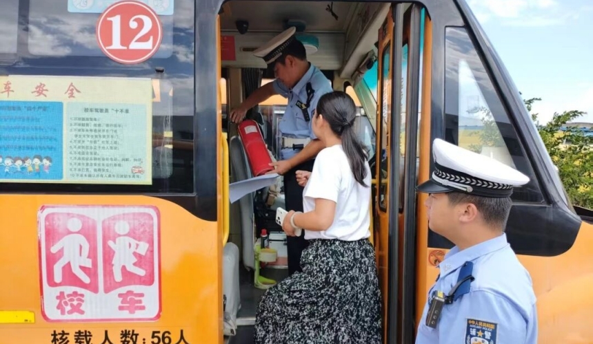 湖北交警开展校车安全大检查，严把出行“第一关”【6】
