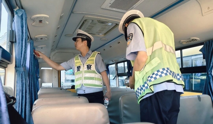 湖北交警开展校车安全大检查，严把出行“第一关”【8】