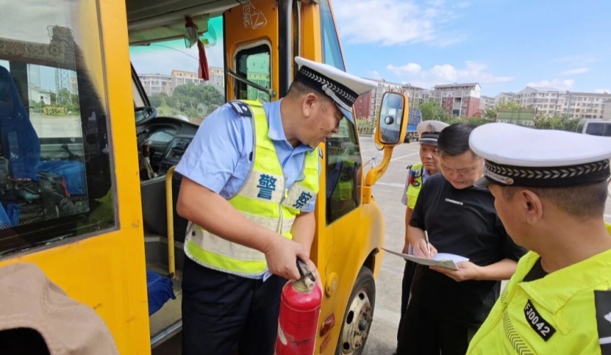 湖北交警开展校车安全大检查，严把出行“第一关”【10】
