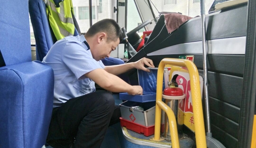 湖北交警开展校车安全大检查，严把出行“第一关”【11】