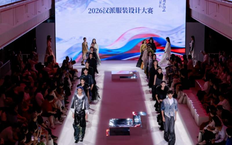 2026汉派服装设计大赛的入围作品秀。受访者供图