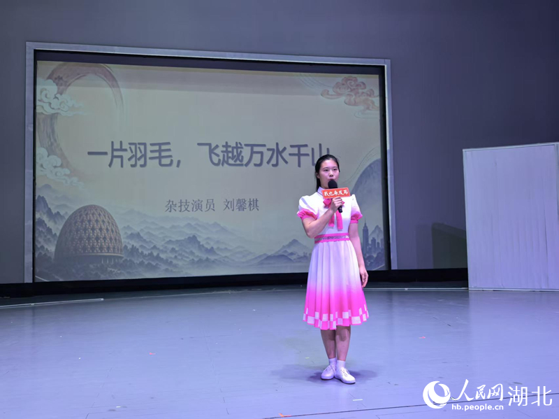 杂技演员刘馨棋。人民网记者 郭婷婷摄