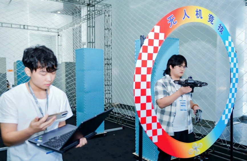 飛行具身協同挑戰賽選手實操。王姣攝