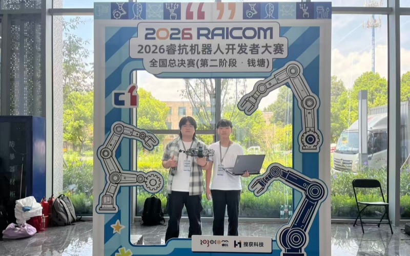 飛行具身協同挑戰賽學生代表合影。王姣攝
