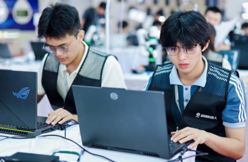 視覺系統創新賽選手協作配合。王姣攝