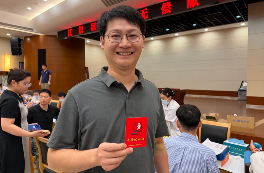 献完血的温润展示刚领取的无偿献血证。