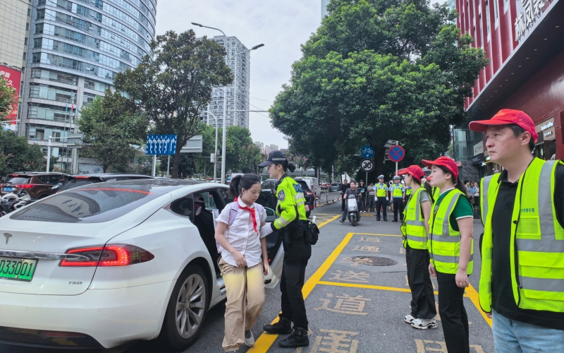 9月1日上午，武汉市公安局武昌区分局交通管理大队快骑民警徐青在武汉小学护学岗保畅。