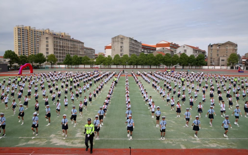 全省中小学生交通安全宣传周启动仪式上，500名学生展演交通手势操。