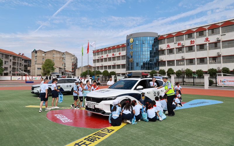 盲区体验区，同学们在民警引导下依次坐上警车，参与实景教学。
