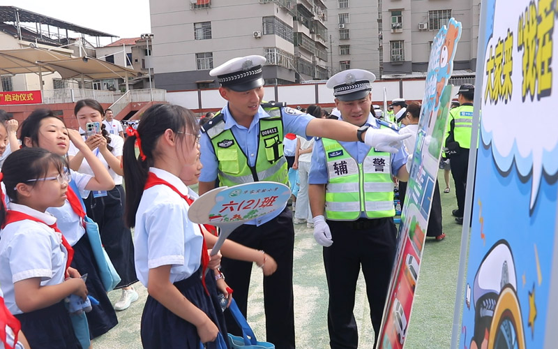 闯关集章区，同学们在现场民警引导下学习交通安全知识。