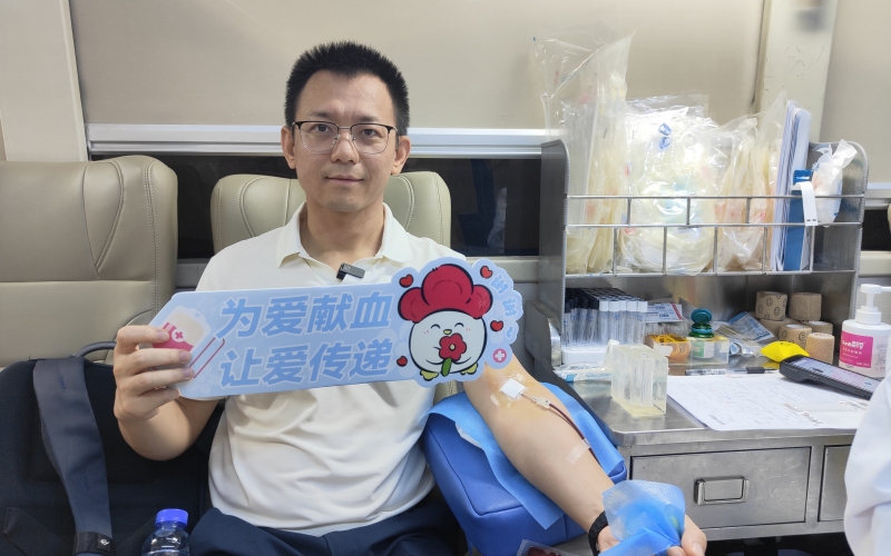 文鵬清正在獻血。