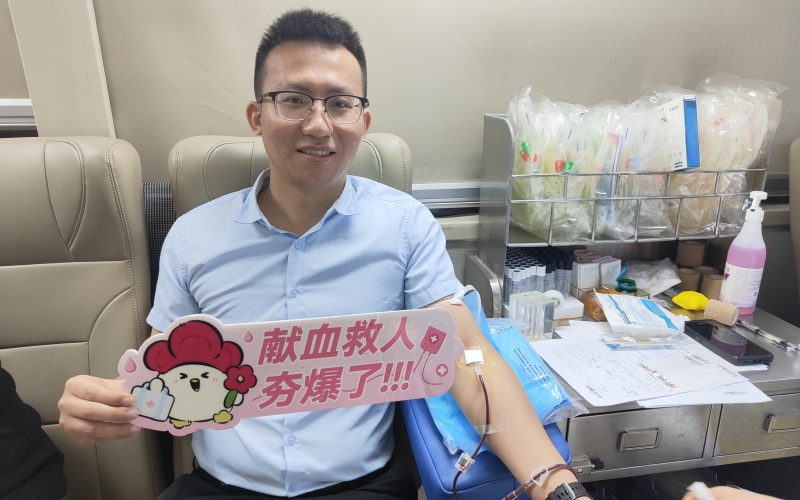 郭子英正在獻血。