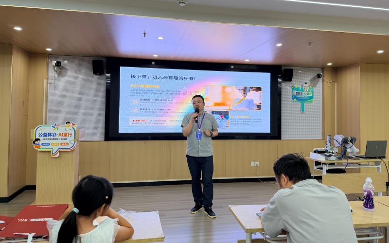 讲师讲解3D打印原理。