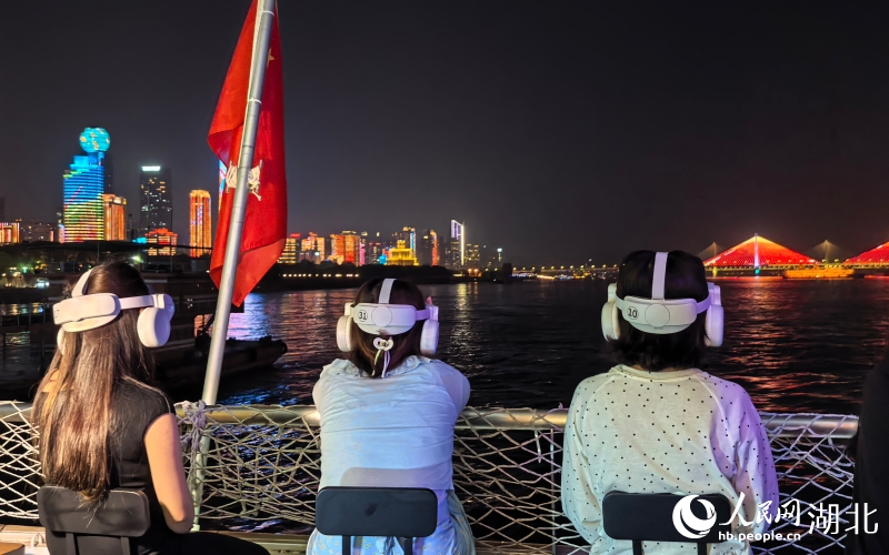 游客在游轮上体验MR数字光影秀。人民网记者 周雯摄