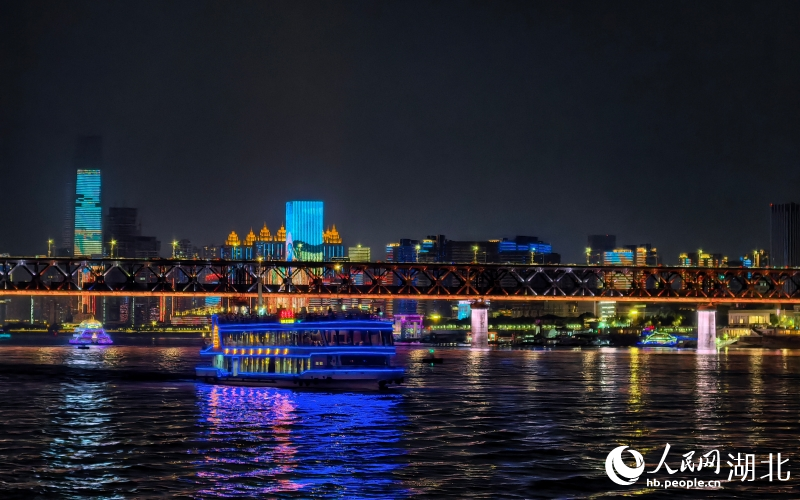 长江夜景。人民网记者 周雯摄