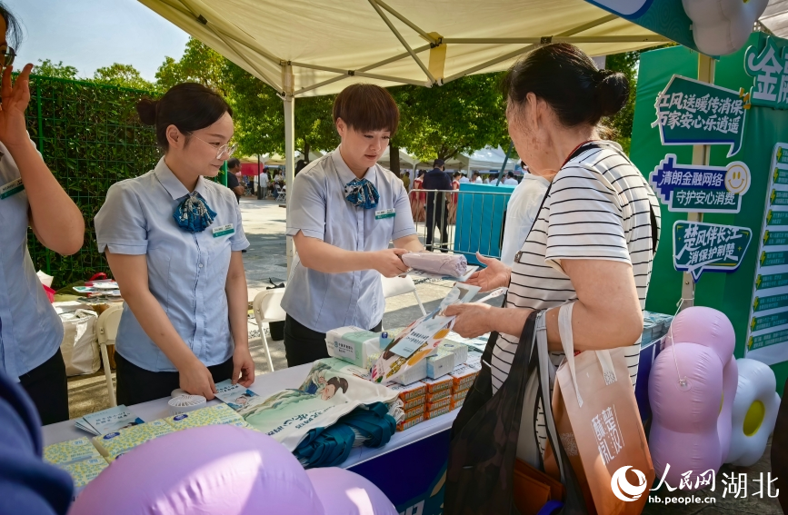 工作人員為市民發放獎品。