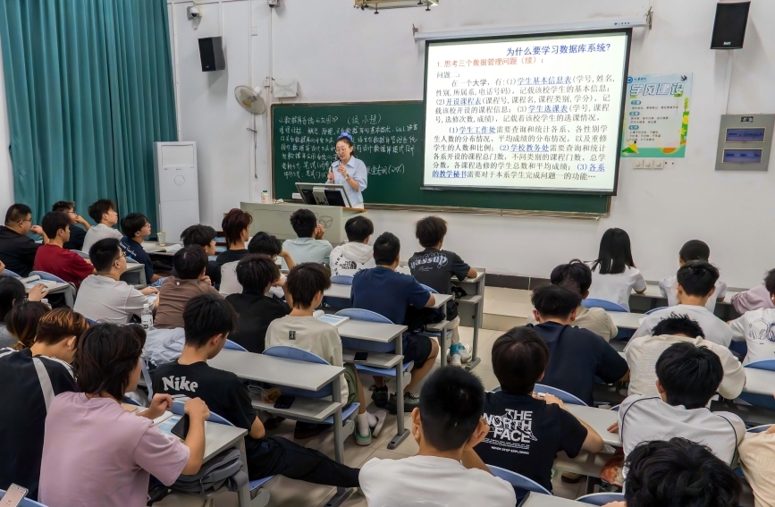 侯小慧老師講授《數據庫系統與應用》課程