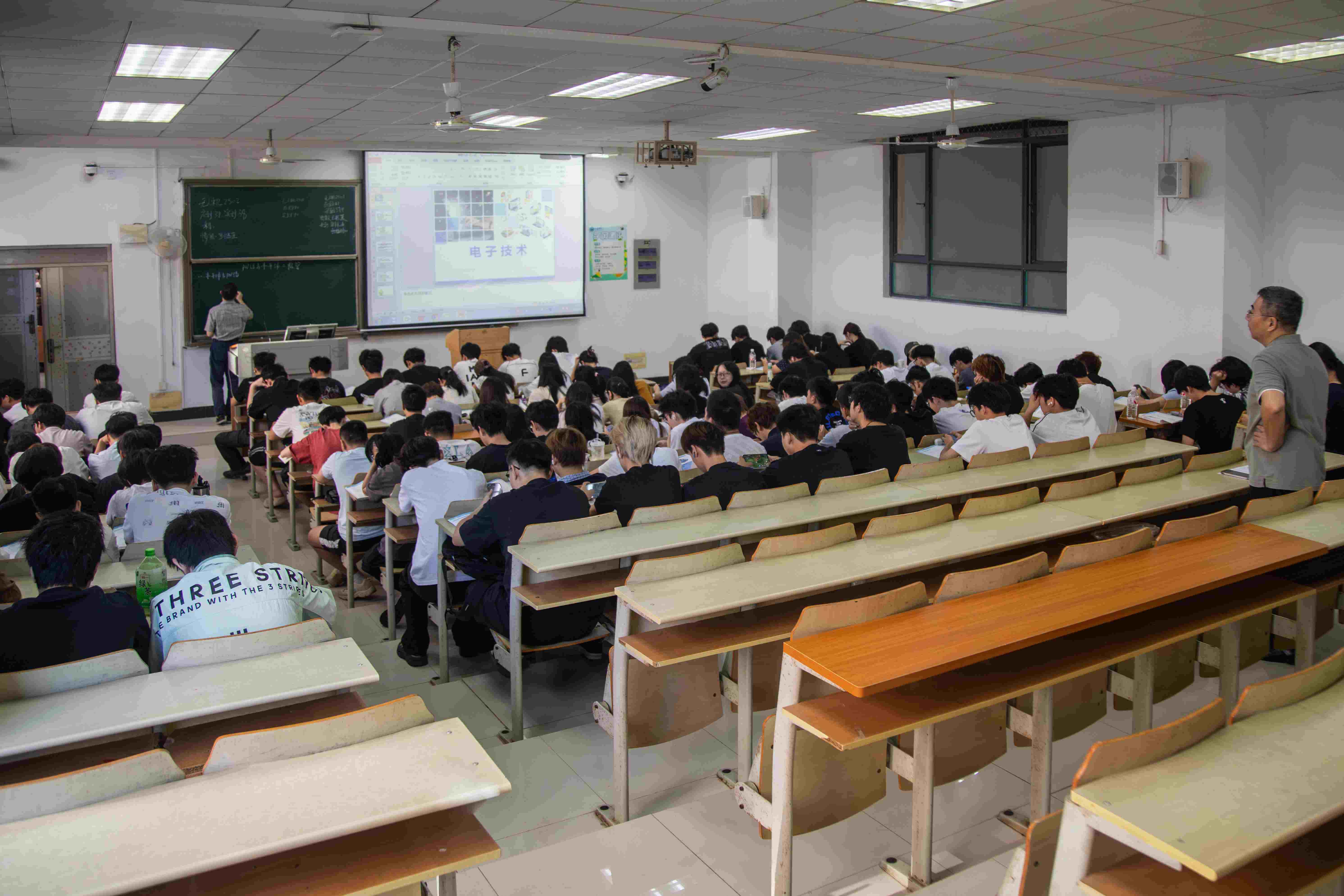 梅進杰老師講授《電子技術》課程