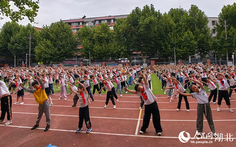 山鹰小学学生正在大课间活动。人民网记者 周雯摄