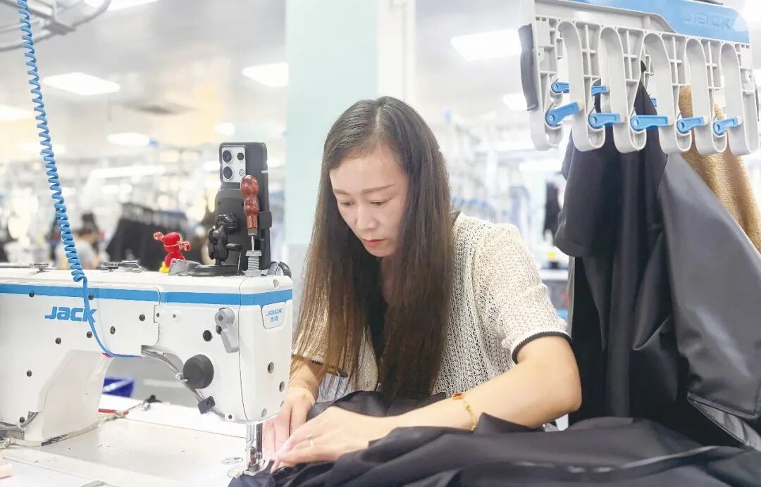 天门悦姿服饰有限公司工人正在赶制衣服。天门市委宣传部供图