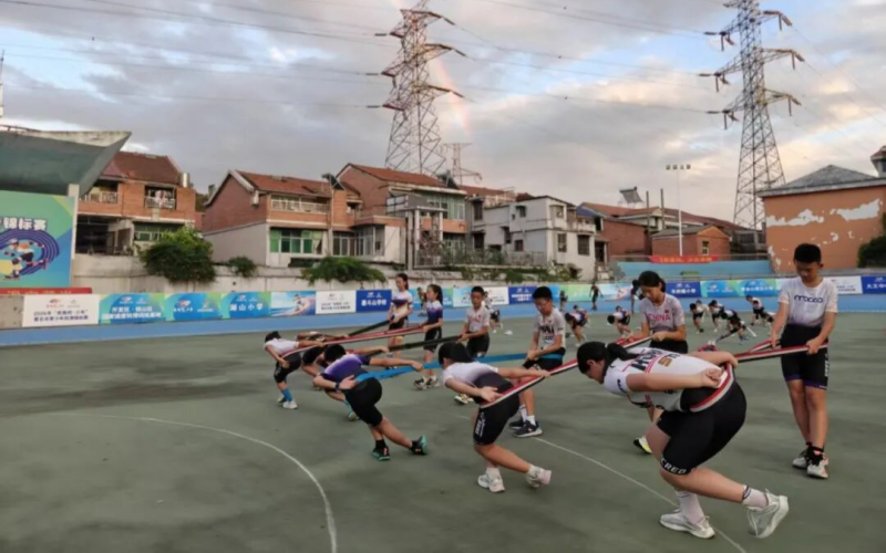 青少年在黄石国家轮滑基地进行练习。