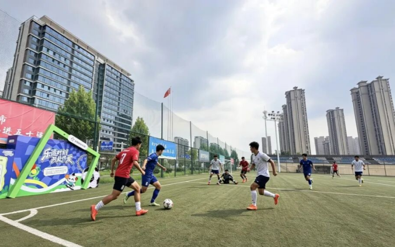 市民在大冶足球公园开展足球运动。