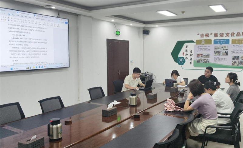 师徒共同研讨创新课题项目。