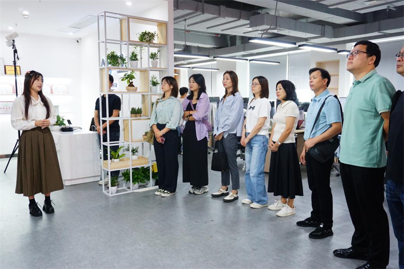 师徒结伴开展实地参观学习。