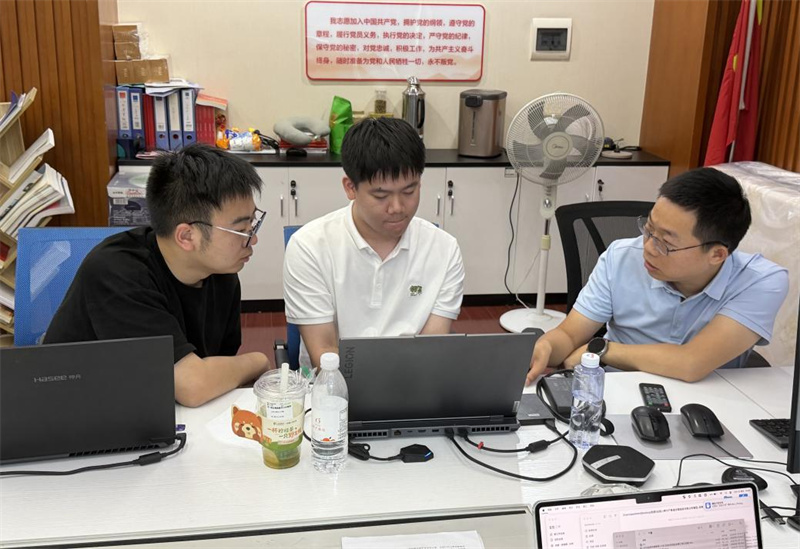 导师向青年员工传授实操经验。