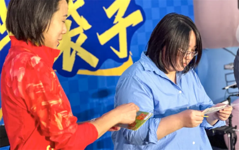 反诈沙龙活动现场，市民互动开展反诈科普。