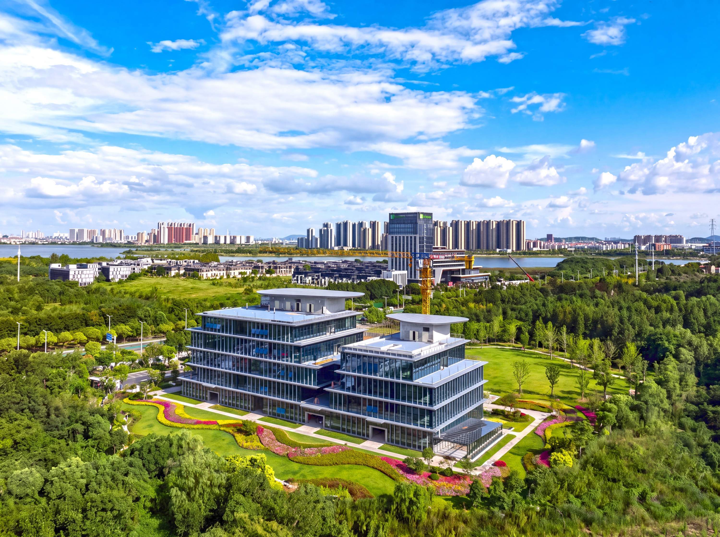 位于后官湖畔的武汉航空新材料产业发展研究院。