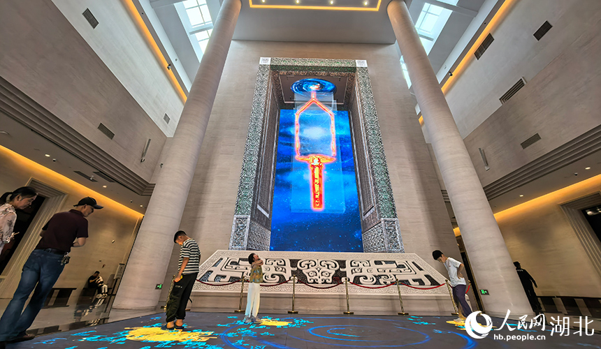 主馆大厅打造地面压力交互屏、裸眼3D巨幕、顶部星宿天幕三位一体展示系统。人民网记者 周雯摄