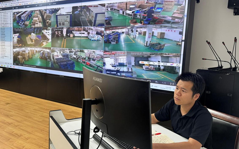 纪检监察员通过可视化平台实时查看作业现场