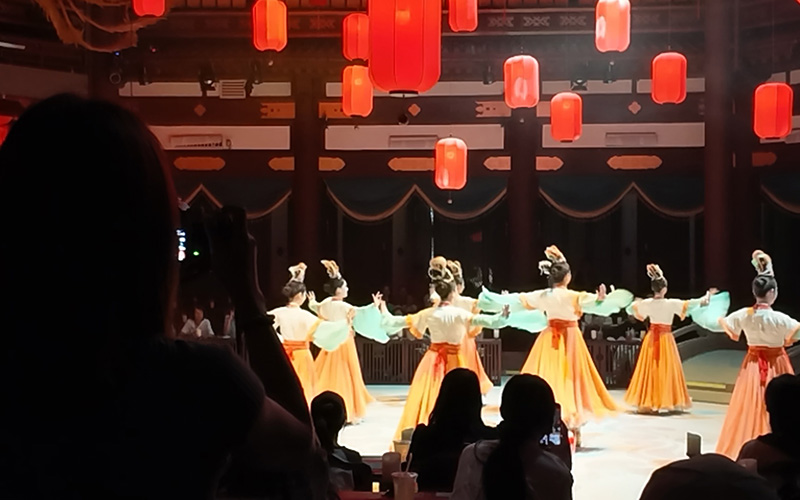 中外媒體湖北行嘉賓在知音殿內觀賞演出