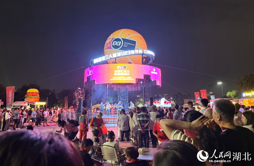 赛场外，音乐嘉联华正在上演。人民网记者 张隽摄