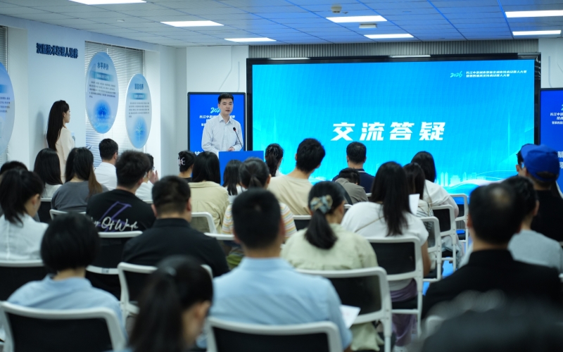 工作人员现场答疑。