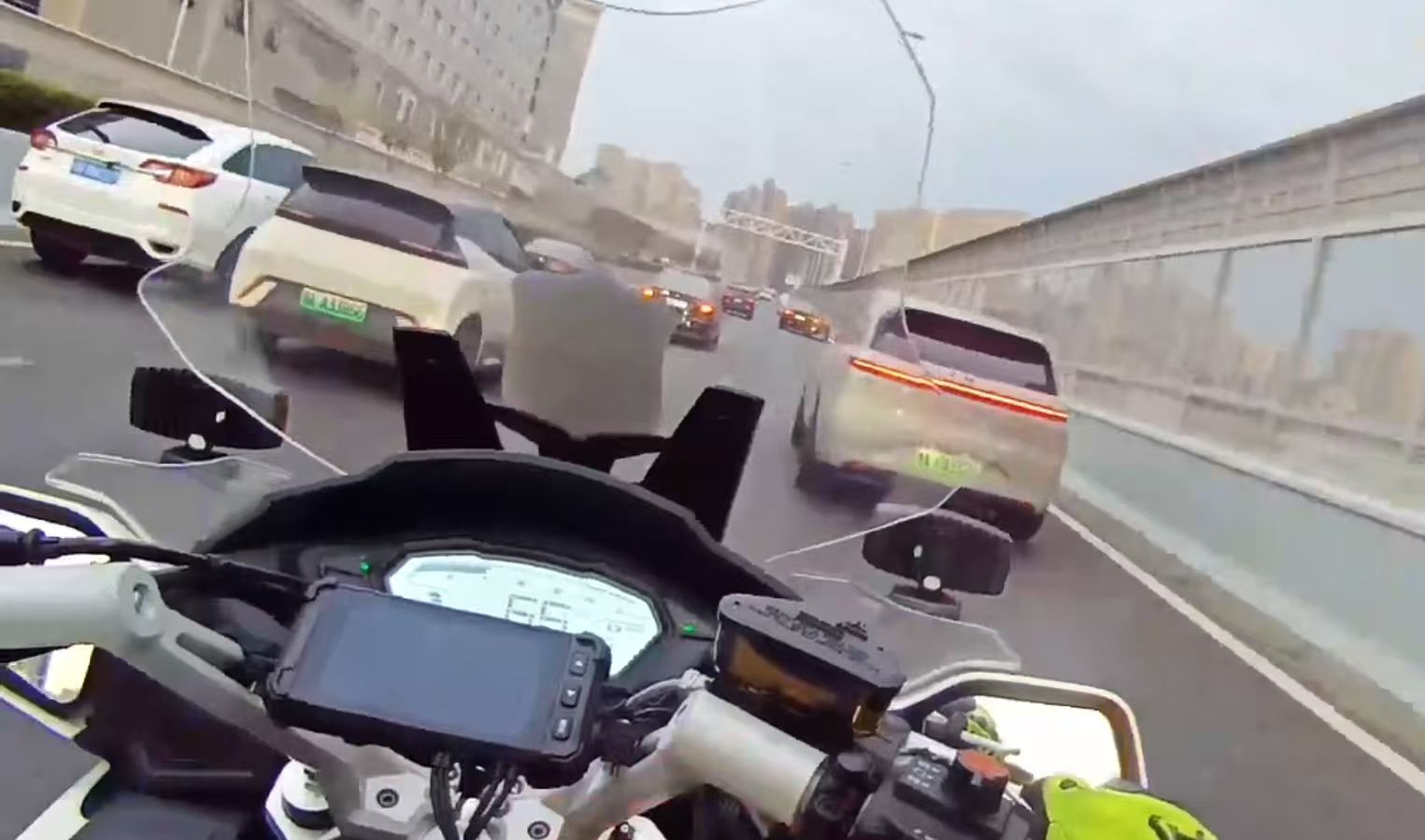 交警一前一后护送私家车。