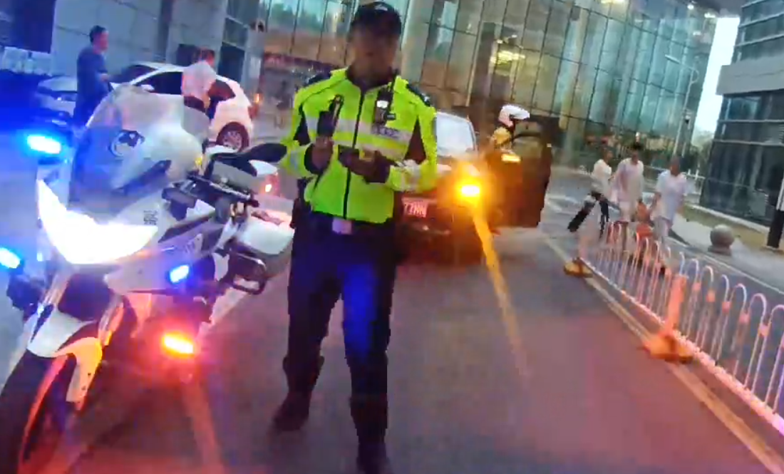 交警紧急护送顺利抵达医院。