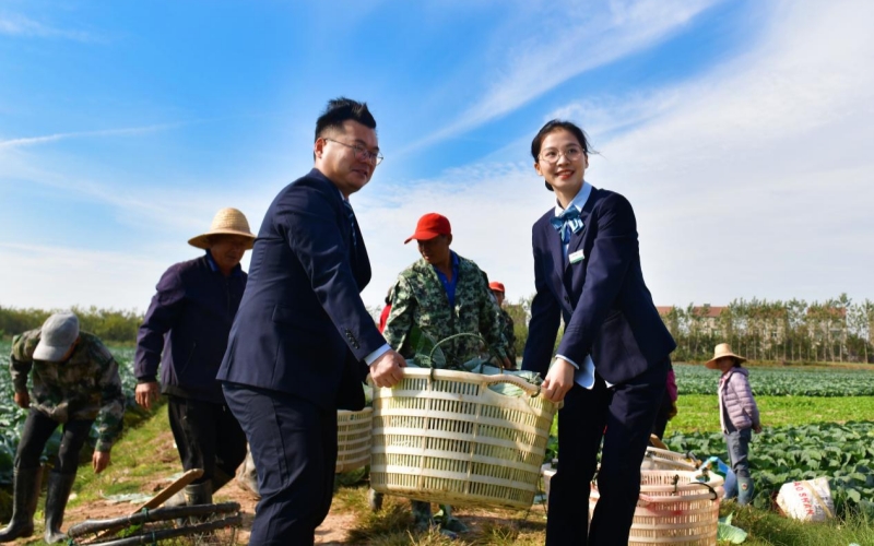 邮储银行湖北省分行深入田间地头对接新型农业经营主体金融需求。
