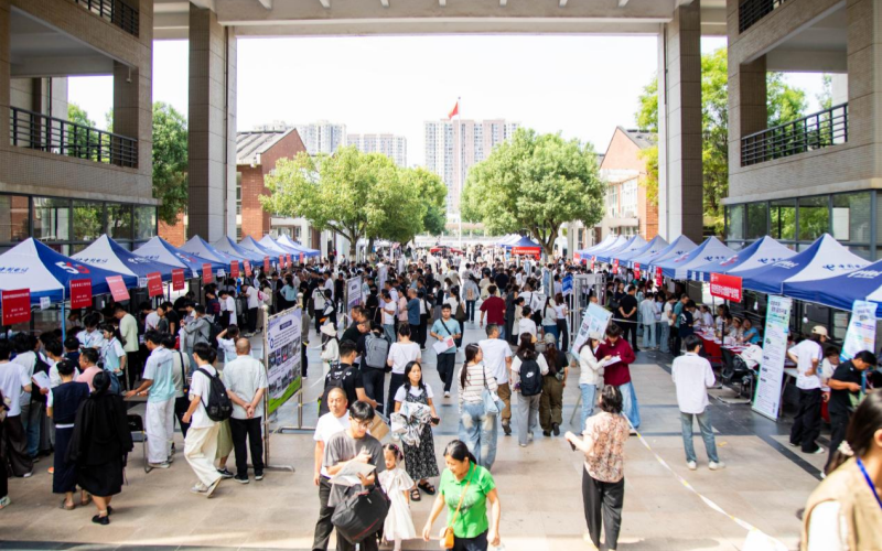文华学院迎来 2026 级新生。