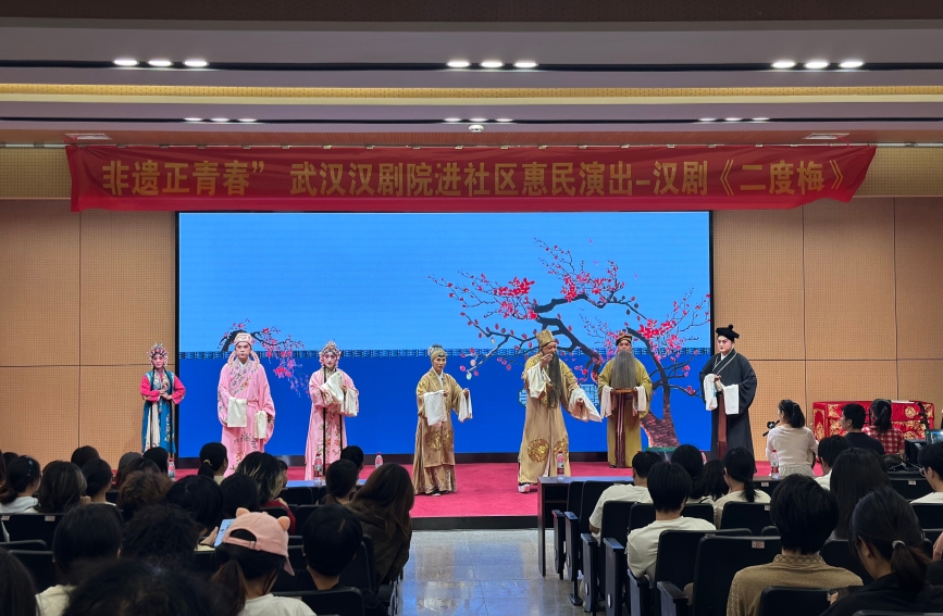 武昌首义学院学子用青年审美“解码”传统戏曲