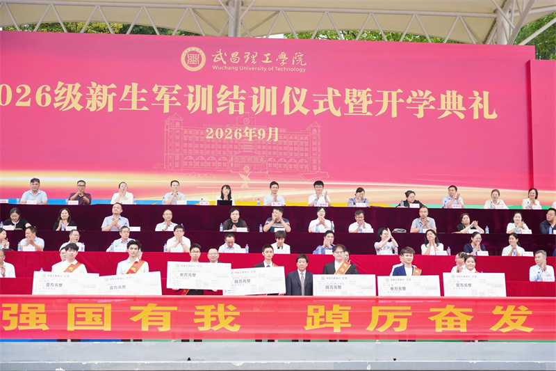校长为学生颁奖。