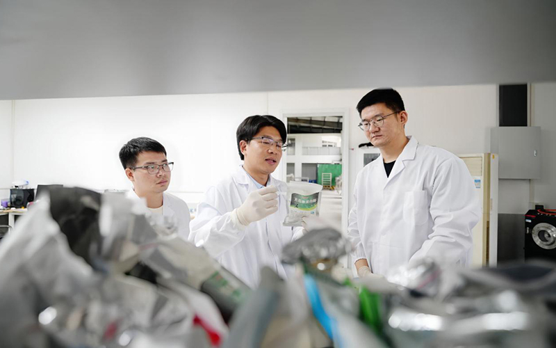 吳海舟指導學生開展課題研究。食品科學技術學院供圖