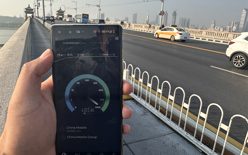 湖北移動網絡工程師在武漢長江大橋測試5G-A網絡。