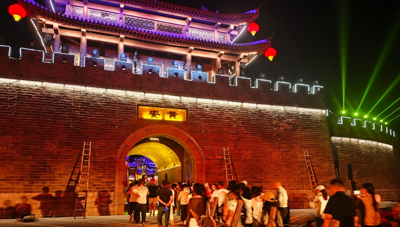 “看景”變“入戲” 湖北紅安解鎖紅色文旅新業態
火把烈烈,星光點點。夜幕之下,湖北紅安“黃安古城·紅安影視幻城”,一聲吶喊劃破長空,巨型水幕“紅安紅安”轟然落下,烏篷船載著星火劃破水面……大型“行浸式”山水實景演藝《紅安·紅安》拉開帷幕。