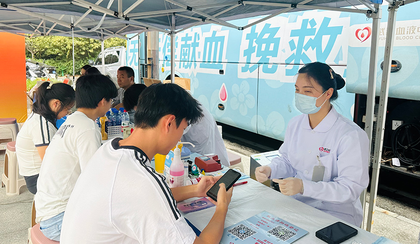 武漢高校學子以青春熱血赴約中秋公益之約